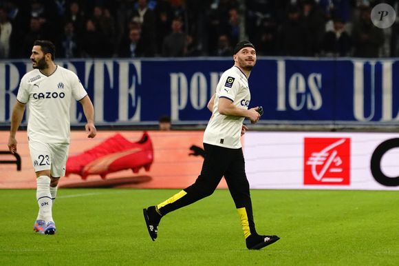 La star s'apprête à vivre des jours de folie dans la capitale. Au programme ? Un double concert titanesque au Stade de France les 15 et 16 mai, couronné par la sortie événement, ce même vendredi 15 mai, de son nouvel album au titre percutant : Oubliez-moi.

Le rappeur marseillais Jul lors du mMatch de championnat de Ligue 1 Uber Eats opposant l'Olympique Marseille (OM) au FC Lorient at Stade Velodrome à Marseille, France, le 14 janvier 2023. OM won 3-1. © Norbert Scanella/Panoramic/Bestimage