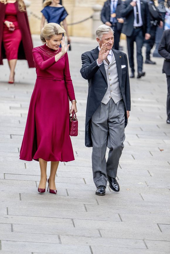 La reine Mathilde de Belgique et le roi Philippe de Belgique arrivent sur la place Guillaume II dans le cadre des célébrations de la succession au trône au Luxembourg (1er jour à Luxembourg, Luxembourg, 3 octobre 2025).
Photo : Dana Press / Bestimage