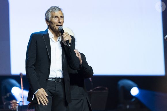 Nagui sur la scène du Gala de la Fondation Recherche Alzheimer sur le thème "2 générations chantent pour la 3ème" à l'Olympia à Paris, le 17 mars 2025. 

Photo : Olivier Borde - Bertrand Rindoff / Bestimage