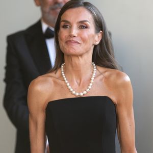 Selon elle, l’erreur la plus fréquente en maquillage est de vouloir trop de glow. 

Le roi Felipe VI et la reine Letizia d’Espagne, assistent aux prix de journalisme "Luca de Tena", "Mariano de Cavia" et "Mingote" au siège du journal ABC à Madrid. LALO YASKY / BESTIMAGE