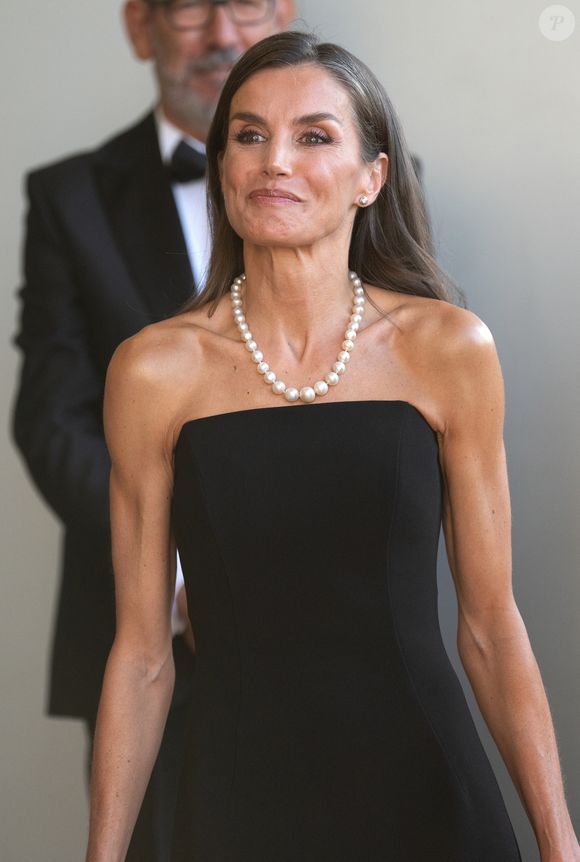 Selon elle, l’erreur la plus fréquente en maquillage est de vouloir trop de glow. 

Le roi Felipe VI et la reine Letizia d’Espagne, assistent aux prix de journalisme "Luca de Tena", "Mariano de Cavia" et "Mingote" au siège du journal ABC à Madrid. LALO YASKY / BESTIMAGE