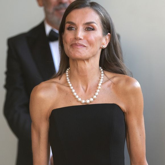 Selon elle, l’erreur la plus fréquente en maquillage est de vouloir trop de glow. 

Le roi Felipe VI et la reine Letizia d’Espagne, assistent aux prix de journalisme "Luca de Tena", "Mariano de Cavia" et "Mingote" au siège du journal ABC à Madrid. LALO YASKY / BESTIMAGE