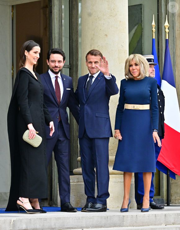 Une vidéo publiée par Paris Match montre les deux couples tout sourire lors du déjeuner officiel.

Le président français Emmanuel Macron et Brigitte Macron, Hussein ben Abdallah, et sa femme la princesse Rajwa Al Hussein à l'Elysée, le 8 octobre 2025. 

© Christian Liewig / Bestimage