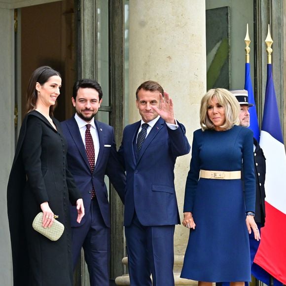 Une vidéo publiée par Paris Match montre les deux couples tout sourire lors du déjeuner officiel.

Le président français Emmanuel Macron et Brigitte Macron, Hussein ben Abdallah, et sa femme la princesse Rajwa Al Hussein à l'Elysée, le 8 octobre 2025. 

© Christian Liewig / Bestimage