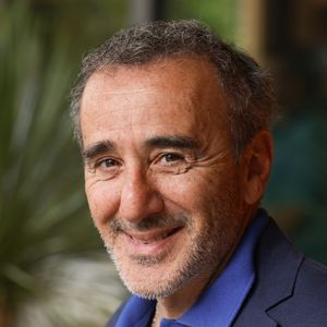 Comme raconté sur Instagram, il s'est blessé à la main pendant une séance de jardinage.

Elie Semoun dans les tribunes lors du tournoi de Roland-Garros 2025, le 1er juin 2025 à Paris, en France. Photo de Nasser Berzane/ABACAPRESS.COM