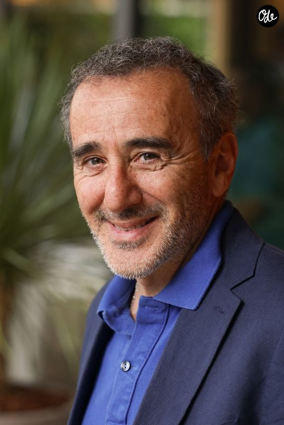 Comme raconté sur Instagram, il s'est blessé à la main pendant une séance de jardinage.

Elie Semoun dans les tribunes lors du tournoi de Roland-Garros 2025, le 1er juin 2025 à Paris, en France. Photo de Nasser Berzane/ABACAPRESS.COM