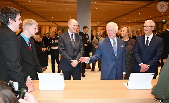 Le roi Charles III d'Angleterre en visite à l'Apple Store HQ à Battersea Power Station à Londres. Le 12 décembre 2024 ALPHA AGENCY / BESTIMAGE