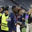 Ousmane Dembelé rejoint par sa fille après la victoire du PSG : adorable, elle s'est ambiancée sur le terrain face aux supporters !