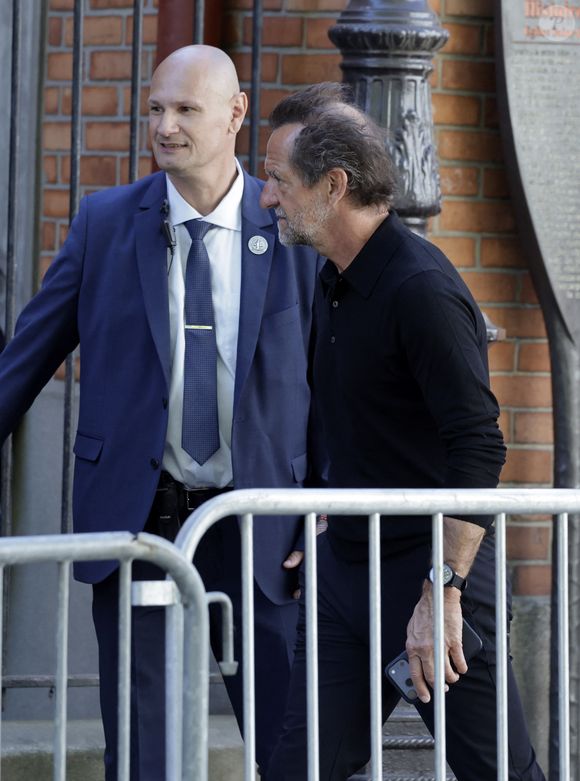 Stéphane De Groodt - Arrivées aux obsèques de Nadia Farès en l'église Saint-Jean-de-Montmartre à Paris, le 24 avril 2026. N.Farès est décédée le 17 avril 2026 quelques jours après un "incident cardiaque" survenu le 12 avril 2026 dans la piscine du complexe sportif, Blanche (9ème).