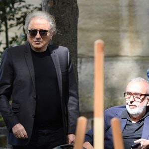 Un ultime hommage à une femme restée dans l'ombre, mais dont l'empreinte sur la télévision française restera durable.

Michel Drucker, Dominique Farrugia - Les célébrités lors de l'hommage rendu aux obsèques de Françoise Coquet au cimetière de Montmartre à Paris le 24 juillet 2026. Agence / Bestimage