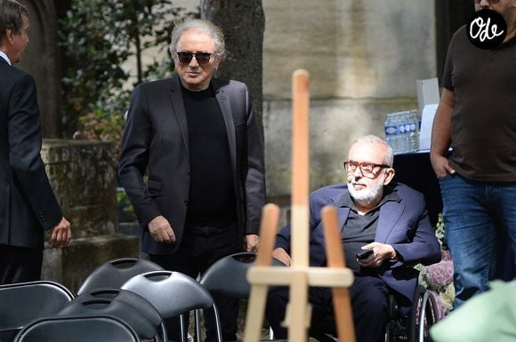 Un ultime hommage à une femme restée dans l'ombre, mais dont l'empreinte sur la télévision française restera durable.

Michel Drucker, Dominique Farrugia - Les célébrités lors de l'hommage rendu aux obsèques de Françoise Coquet au cimetière de Montmartre à Paris le 24 juillet 2026. Agence / Bestimage