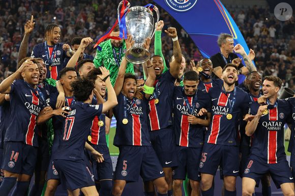 L'équipe du Paris Saint Germain soulève la coupe après avoir remporté le match 5-0 lors de la finale de l'UEFA Champions League 2024/2025 entre le Paris Saint Germain et l'Internazionale Milan, à l'Allianz Arena de Munich, en Allemagne, le 31 mai 2025. Photo de Iacobucci Marco/IPA Sport/ABACAPRESS.COM