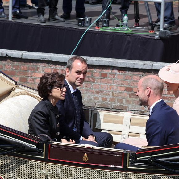 Il s'agit de la ministre de la Culture Rachida Dati, présente pour signer l'accord de prêt d'une oeuvre 

Rachida Dati, Ministre de la Culture et Sébastien Lecornu, Ministre des Armées - Le roi Charles III d'Angleterre, Camilla Parker Bowles, reine consort d'Angleterre, le prince William, prince de Galles, et Catherine (Kate) Middleton, princesse de Galles, accueillent le couple présidentiel français le président Emmanuel Macron et sa femme la Première Dame Brigitte Macron sur Datchet road à Windsor, Royaume Uni, le 8 juillet 2025. À l'invitation de Leurs Majestés le roi et la reined'Angleterre, le président français et sa femme effectueront une visite d'État au Royaume-Uni du 8 au 10 juillet 2025. Le président et la Première Dame se rendent au Royaume-Uni pour la première fois en visite d'État française depuis 17 ans. Ils séjourneront au château de Windsor, accueillis par le roi et la reine d'Angleterre, et un banquet y sera organisé en leur honneur. Les Macron visiteront l'Imperial College, et le président s'adressera au Parlement pendant son séjour. © Dominique Jacovides/Bestimage