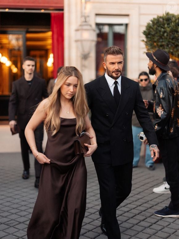 David Beckham et sa fille Harper Seven sortent de l'hôtel La Réserve Paris - Hotel and Spa pour se rendre au défilé de Victoria en marge de la Fashion Week de Paris (PFW), à Paris, France, le 7 mars 2025. © Tiziano da Silva/Bestimage