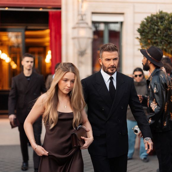 David Beckham et sa fille Harper Seven sortent de l'hôtel La Réserve Paris - Hotel and Spa pour se rendre au défilé de Victoria en marge de la Fashion Week de Paris (PFW), à Paris, France, le 7 mars 2025. © Tiziano da Silva/Bestimage