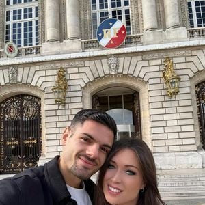 La chanteuse et actrice s'est pacsée cette année 2025 avec son nouvel amoureux : Alexis, un ancien pompier devenu coach sportif...
Elsa Esnoult et son conjoint Alexis le 7 octobre 2025 sur Instagram
