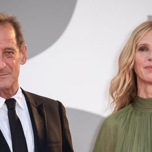 "Il se trouve que Benoît Jacquot me dirigeait aux côtés de l'homme avec lequel je vivais, indique l'actrice au Figaro. Cela imposait sans doute une distance. Donc, je ne connais pas ça de lui personnellement."

Vincent Lindon, Sandrine Kiberlain marchant sur le tapis rouge pour la première du film Un Autre Monde dans le cadre du 78ème Festival International du Film de Venise le 10 septembre 2021 à Venise, Italie.