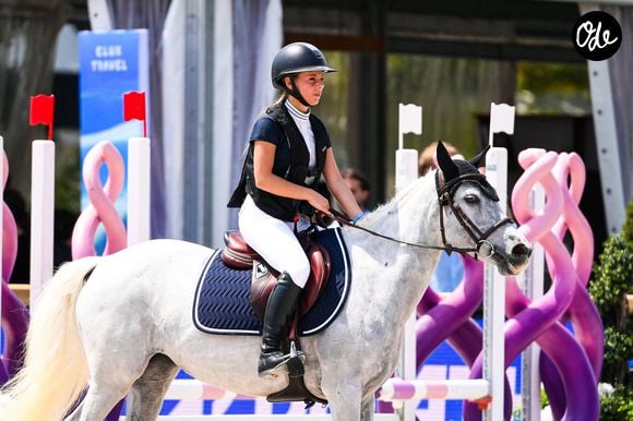 Giulia Sarkozy, fille de Nicolas Sarkozy et de Carla Bruni, lors de la deuxième journée du Longines Paris Eiffel Jumping 2026, le 20 juin 2026 à la Tour Eiffel, à Paris, en France. Photo : Ewen Gavet/Icon Sport/Abaca