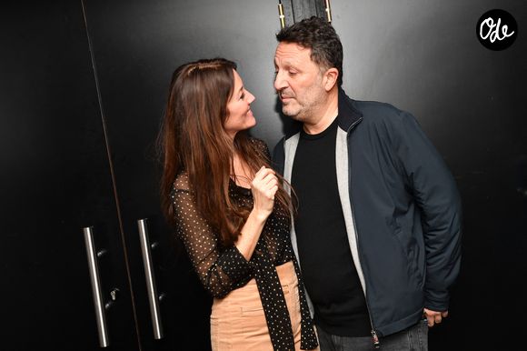 Séparé de lui pendant ses vacances, Arthur réclame régulièrement des nouvelles et plaisante sur le fait qu'il est finalement celui qui souffre le plus de leur éloignement.

Mareva Galanter (Miss France 1999) et Arthur (Jacques Essebag)  au concert de M.Galanter au théâtre Music-Hall Show l'Alhambra à Paris, France, le 23 novembre 2023. 

© Veeren/Bestimage