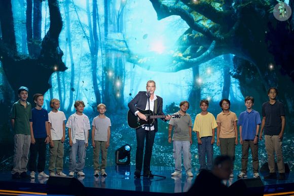 Des rires, des larmes mais aussi de la musique puisque Garou a donné de la voix sur scène.

Exclusif - Garou lors de l'enregistrement de l'émission "La Boîte à secrets", présentée par F.Bollaert et diffusée le 26 septembre 2025 sur France 3, dans les studios du Lendit à Saint-Denis, Seine Saint-Denis, France, le 8 septembre 2025. © Pierre Perusseau/Bestimage