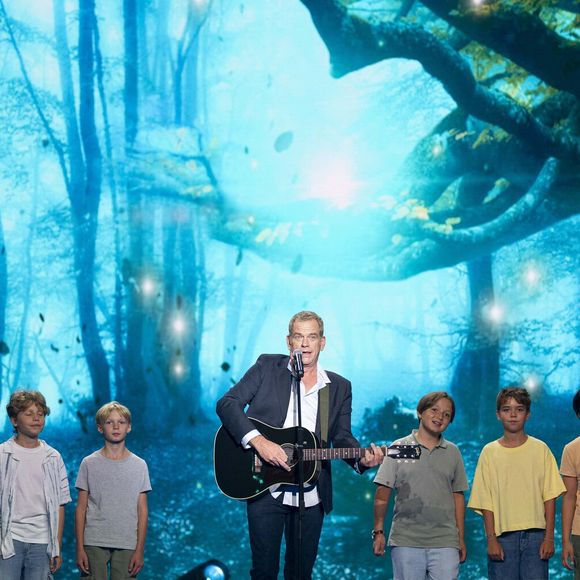 Des rires, des larmes mais aussi de la musique puisque Garou a donné de la voix sur scène.

Exclusif - Garou lors de l'enregistrement de l'émission "La Boîte à secrets", présentée par F.Bollaert et diffusée le 26 septembre 2025 sur France 3, dans les studios du Lendit à Saint-Denis, Seine Saint-Denis, France, le 8 septembre 2025. © Pierre Perusseau/Bestimage