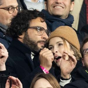 Maxim Nucci (Yodelice) et sa compagne Isabelle Ithurburu dans les tribunes lors du match de rugby du Tournoi des 6 Nations opposant la France à l'Angleterre au stade de France, à Saint-Denis, Seine Saint-Denis, France, le 19 mars 2022. La France s'offre le grand chelem dans le Tournoi des six nations, après sa victoire 25-13 contre l'Angleterre. © Cyril Moreau/Bestimage