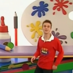 Images de Cyril Féraud dans "Art Attack", sur Disney Channel - extrait diffusé dans "Quelle époque !", sur France 2, le 8 mars 2025
