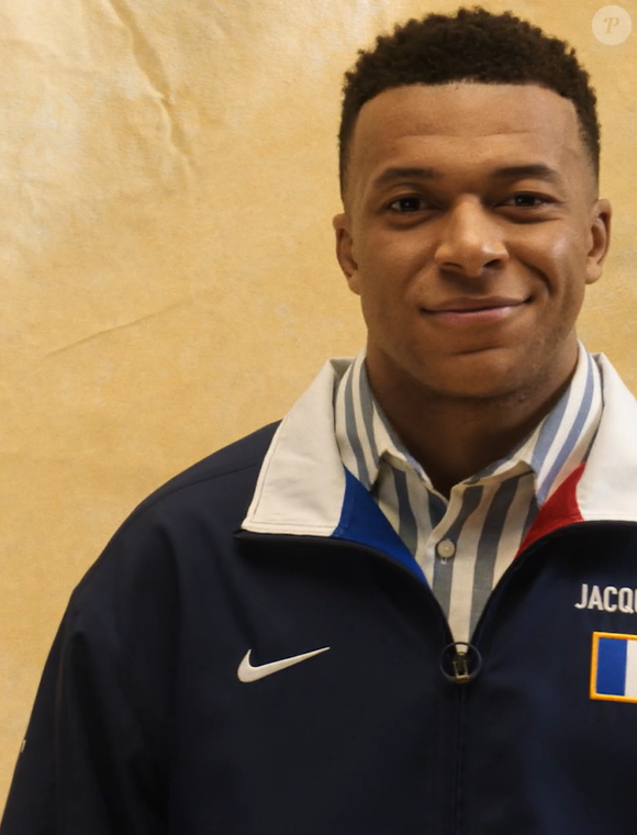 Plusieurs joueurs vedettes, dont Kylian Mbappé, incarnent cette collection dans une vidéo publiée ce lundi 1er juin.

Jacquemus lance une collection en collaboration avec la Fédération Française de football en marge de la Coupe du monde 2026.