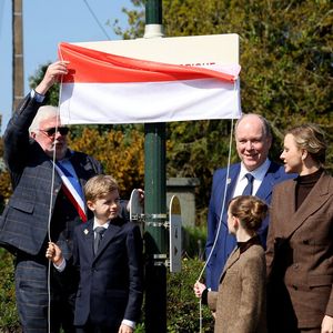 Hervé Van Praag, maire de Plévenon, Le prince Albert II de Monaco, La princesse Charlène de Monaco, Le prince Jacques de Monaco, marquis des Baux, La princesse Gabriella de Monaco, comtesse de Carladès lors d'une visite à Plévenon, Côtes-d'Armor le 9 avril 2025. © Dominique Jacovides / Bestimage