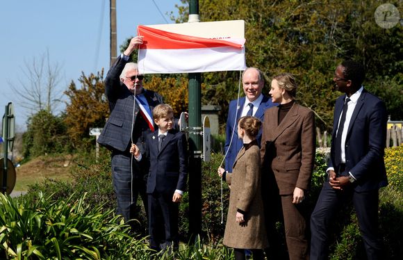 Hervé Van Praag, maire de Plévenon, Le prince Albert II de Monaco, La princesse Charlène de Monaco, Le prince Jacques de Monaco, marquis des Baux, La princesse Gabriella de Monaco, comtesse de Carladès lors d'une visite à Plévenon, Côtes-d'Armor le 9 avril 2025. © Dominique Jacovides / Bestimage