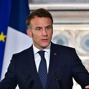 Le président Emmanuel Macron lors de l'inauguration de l'exposition "Byblos, la cité millénaire du Liban" à l'Institut du monde arabe (IMA) à Paris, le 23 mars 2026. L'exposition "Byblos, la cité millénaire du Liban" présente plus de 400 œuvres majeures issues du patrimoine culturel libanais.

© Christian Liewig / Bestimage