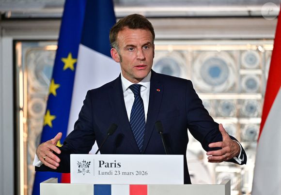Le président Emmanuel Macron lors de l'inauguration de l'exposition "Byblos, la cité millénaire du Liban" à l'Institut du monde arabe (IMA) à Paris, le 23 mars 2026. L'exposition "Byblos, la cité millénaire du Liban" présente plus de 400 œuvres majeures issues du patrimoine culturel libanais.

© Christian Liewig / Bestimage