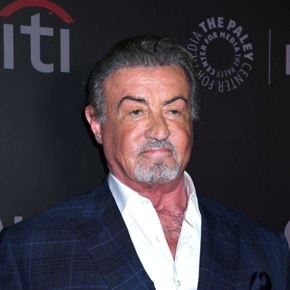 Toujours actif, il poursuit notamment son aventure dans la série Tulsa King, dont la quatrième saison est annoncée pour octobre 2026.

Sylvester Stallone assiste à la présentation de la saison 4 de la série Tulsa King (Paramount) lors du PaleyFest NY au Paley Museum, à New York, le 10 octobre 2026. Photo Image Press/Zuma