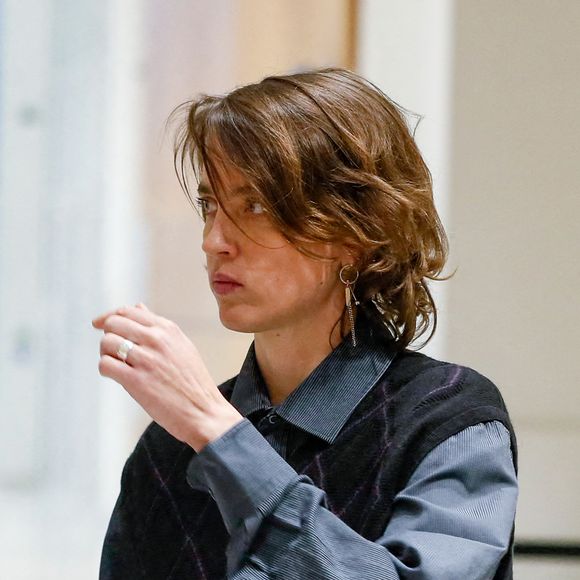 Adèle Haenel et son avocate, Anouck Michelin - C.Ruggia, accusé d'agressions sexuelles sur mineures, dont l'actrice A.Haenel alors âgée entre 12 et 14 ans au moment des faits, comparaît devant le tribunal correctionnel de Paris, le 9 décembre 2024.
