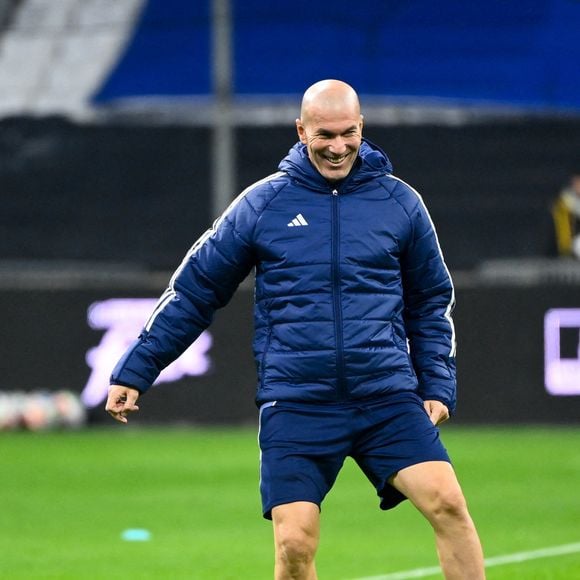 Pour sa première liste, Zinédine Zidane a convoqué 23 joueurs et a confirmé Kylian Mbappé comme capitaine. 

Zinedine ZIDANE lors de l'événement « The Universe League - Marseille 2025 », le 7 décembre 2025 au Vélodrome d'Orange à Marseille, en France. Photo : Alexandre Dimou/Alexpress/Icon Sport/ABACAPRESS.COM