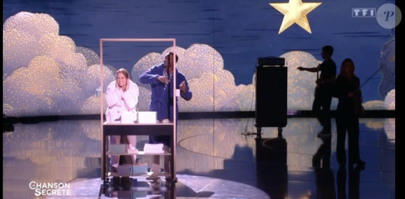 Puis résonnent les premières notes de J’t’emmène au vent de Louise Attaque. 

"La Chanson secrète" : Kad Merad était l'invité de l'émission avec Michèle Laroque le 26 décembre 2025 TF1