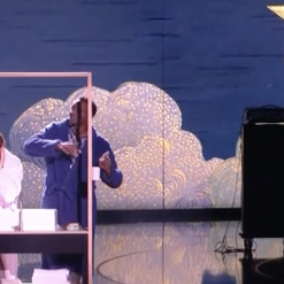 Puis résonnent les premières notes de J’t’emmène au vent de Louise Attaque. 

"La Chanson secrète" : Kad Merad était l'invité de l'émission avec Michèle Laroque le 26 décembre 2025 TF1