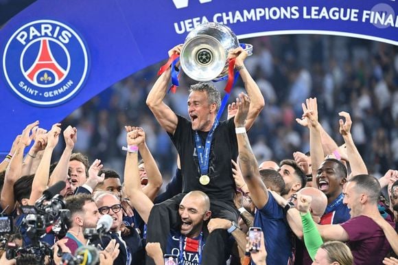Participant, photo d'équipe, équipe, équipe, photo d'équipe entraîneur Luis ENRIQUE (PSG) avec coupe, coupe, trophée, cérémonie de remise des prix, football UEFA Champions League finale Paris Saint-Germain (PSG) - Inter Milan 5-0, le 31.05.2025 Munich Football Arena,