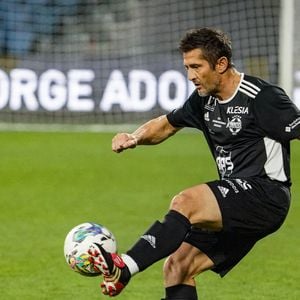 Loin de baisser les bras, Bixente Lizarazu a persévéré pour transformer ce "défaut" en une véritable force.

Bixente Lizarazu lors du match de charité du Varietes Club de France au Stade Jean Dauger le 19 octobre 2022 à Bayonne, France. 
Photo by Pierre Costabadie/Icon Sport/ABACAPRESS.COM