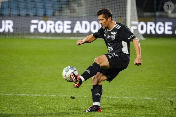 Loin de baisser les bras, Bixente Lizarazu a persévéré pour transformer ce "défaut" en une véritable force.

Bixente Lizarazu lors du match de charité du Varietes Club de France au Stade Jean Dauger le 19 octobre 2022 à Bayonne, France. 
Photo by Pierre Costabadie/Icon Sport/ABACAPRESS.COM