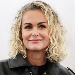 Info - Laeticia Hallyday gagne son procès contre Sébastien Farran, ancien manager de Johnny Hallyday - Laeticia Hallyday lors de l'inauguration d'une plaque commémorative en hommage à Johnny Hallyday devant l'immeuble où le chanteur français a grandi dans le 9ème arrondissement de Paris, France, le 22 décembre 2023. Décédé en 2017, Johnny Hallyday fut pendant un demi-siècle l’incarnation du rock à la française. D’origine belge et né sous le nom de Jean-Philippe Smet, il naquit et passa une très grande partie de sa vie à Paris. Fière de cet héritage musical qu’il lui laissa, la Ville de Paris avait entrepris un premier hommage à l’artiste en donnant le nom de Johnny Hallyday à l’esplanade situé devant la salle de spectacle qu’il avait tant fait vibrer par le passé. Dans la continuité de ce premier hommage, la ville de Paris a souhaité à nouveau honorer la mémoire de ce natif de la capitale et une plaque commémorative est dévoilée devant l’immeuble dans lequel il grandit au 13 rue de la Tour des Dames dans le 9ème arrondissement. © Dominique Jacovides/Bestimage