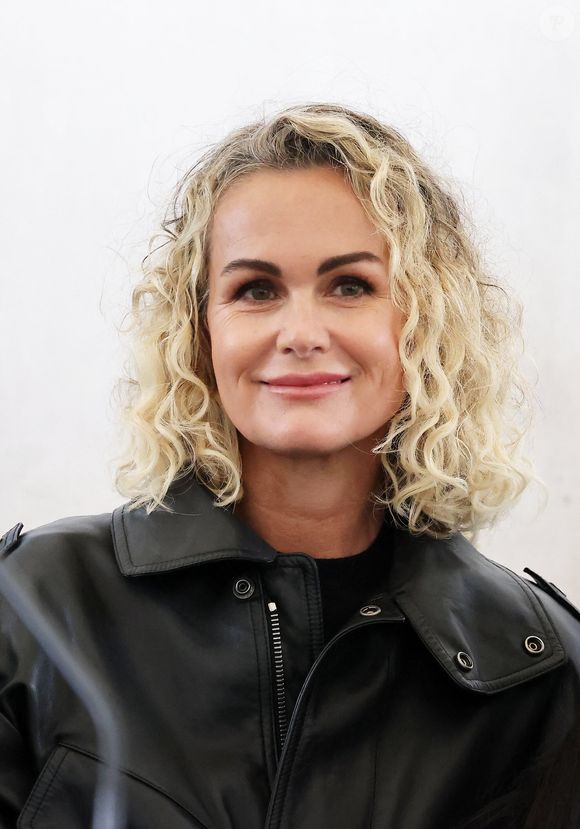 Info - Laeticia Hallyday gagne son procès contre Sébastien Farran, ancien manager de Johnny Hallyday - Laeticia Hallyday lors de l'inauguration d'une plaque commémorative en hommage à Johnny Hallyday devant l'immeuble où le chanteur français a grandi dans le 9ème arrondissement de Paris, France, le 22 décembre 2023. Décédé en 2017, Johnny Hallyday fut pendant un demi-siècle l’incarnation du rock à la française. D’origine belge et né sous le nom de Jean-Philippe Smet, il naquit et passa une très grande partie de sa vie à Paris. Fière de cet héritage musical qu’il lui laissa, la Ville de Paris avait entrepris un premier hommage à l’artiste en donnant le nom de Johnny Hallyday à l’esplanade situé devant la salle de spectacle qu’il avait tant fait vibrer par le passé. Dans la continuité de ce premier hommage, la ville de Paris a souhaité à nouveau honorer la mémoire de ce natif de la capitale et une plaque commémorative est dévoilée devant l’immeuble dans lequel il grandit au 13 rue de la Tour des Dames dans le 9ème arrondissement. © Dominique Jacovides/Bestimage