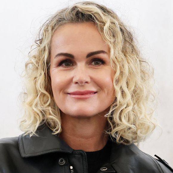 Info - Laeticia Hallyday gagne son procès contre Sébastien Farran, ancien manager de Johnny Hallyday - Laeticia Hallyday lors de l'inauguration d'une plaque commémorative en hommage à Johnny Hallyday devant l'immeuble où le chanteur français a grandi dans le 9ème arrondissement de Paris, France, le 22 décembre 2023. Décédé en 2017, Johnny Hallyday fut pendant un demi-siècle l’incarnation du rock à la française. D’origine belge et né sous le nom de Jean-Philippe Smet, il naquit et passa une très grande partie de sa vie à Paris. Fière de cet héritage musical qu’il lui laissa, la Ville de Paris avait entrepris un premier hommage à l’artiste en donnant le nom de Johnny Hallyday à l’esplanade situé devant la salle de spectacle qu’il avait tant fait vibrer par le passé. Dans la continuité de ce premier hommage, la ville de Paris a souhaité à nouveau honorer la mémoire de ce natif de la capitale et une plaque commémorative est dévoilée devant l’immeuble dans lequel il grandit au 13 rue de la Tour des Dames dans le 9ème arrondissement. © Dominique Jacovides/Bestimage