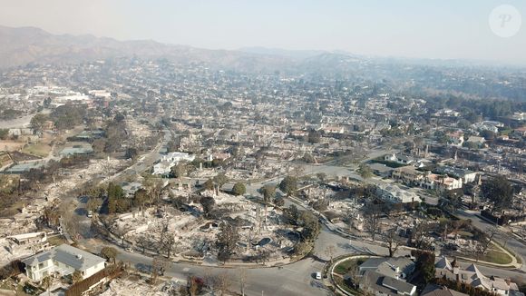 Les pompiers continuent d'essayer de contrôler les incendies à Los Angeles.