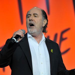 Dans un album qui sortira le 6 février prochain, Pascal Obispo revisite pas moins de 17 chansons du défunt chanteur.

Michel Delpech au grand concert organisé par SOS Racisme sur le Champ de Mars. 

Photo : Lionel Urman / Bestimage