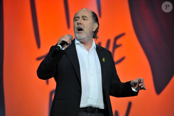 Dans un album qui sortira le 6 février prochain, Pascal Obispo revisite pas moins de 17 chansons du défunt chanteur.

Michel Delpech au grand concert organisé par SOS Racisme sur le Champ de Mars. 

Photo : Lionel Urman / Bestimage
