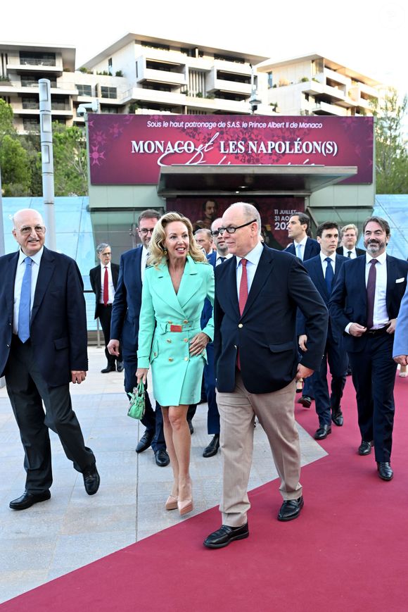 David Iakobachvili, la princesse Camilla de Bourbon des Deux Siciles et le prince Albert II de Monaco - Le prince Albert II de Monaco a inauguré l'exposition "Monaco et les Napoléon(s) - Destins croisés", au Grimaldi Forum à Monaco, le 10 juillet 2025.
Cette exposition qui se déroule du 11 juillet au 31 août, retrace les liens étroits entre la dynastie napoléonienne et la famille Grimaldi au XIXe siècle. Ces liens souvent oubliés de ces deux familles, ont été mis en avant grâce à Louis Ducruet, le neveu du prince Albert, passionné d'histoire et fasciné par le destin de sa famille. En tant qu’ambassadeur de cette exposition, Louis a joué un rôle clé dans la conception de l’exposition. Il a souhaité mettre en lumière les paradoxes de l’histoire, comme la disparition puis la résurrection de la Principauté, ainsi que les influences croisées entre les Bonaparte et les Grimaldi. Son engagement personnel a permis de réunir autour de ce projet des partenaires prestigieux : collectionneurs, historiens et institutions. près de deux cents objets, dont un grand nombre présentés pour la première fois, sont réunis le temps d’un été, au Grimaldi Forum de Monaco. Cet événement est financé par le milliardaire David Iakobachvili. Il est le prêteur d’un tiers des pièces présentées, les autres venant des archives de la principauté, de la Fondation Napoléon et de divers musées français, dont le Musée de Sens, avec le chapeau de Waterloo. Pour mener à bien ce projet Louis Ducruet a réuni Pierre Branda, historien incontournable des deux Empires et commissaire de l’exposition, Thomas Fouilleron, le directeur des archives et de la bibliothèque du palais princier de Monaco et de Thomas Blanchy, l'adjoint au directeur des archives et de la bibliothèque du palais princier de Monaco, commissaires-adjoints de l’exposition, et Nicolas Walewski, le vice-président de la Fondation Napoléon et descendant direct de Napoléon 1er. © Bruno Bebert / Bestimage