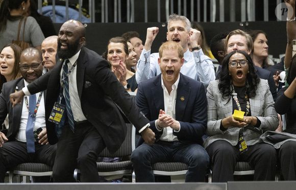 Le prince Harry, duc de Sussex, assiste à un match de volleyball en fauteuil lors des "Invictus Games Vancouver Whistler 2025" à Vancouver. Mirrorpix / Bestimage