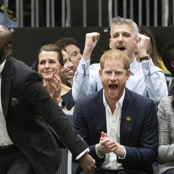 Le prince Harry, duc de Sussex, assiste à un match de volleyball en fauteuil lors des "Invictus Games Vancouver Whistler 2025" à Vancouver. Mirrorpix / Bestimage