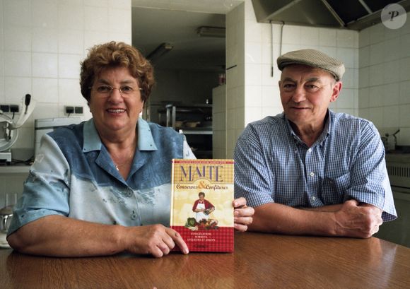 Si elle fut très affectée par le départ de son garçon, qu'elle avait eu avec son mari Jean-Pierre, elle n'était pas en dépression
Le restaurant de Maïté "Chez Maïté" à Rion des Landes en liquidation judiciaire vient de fermer fin avril 2015.
Sur les photos en compagnie de son mari et aussi avec ses petits-enfants en mai 2003.